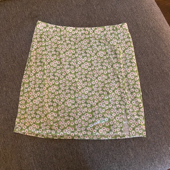 Green floral mini skirt with split hem - Picture 4 of 6